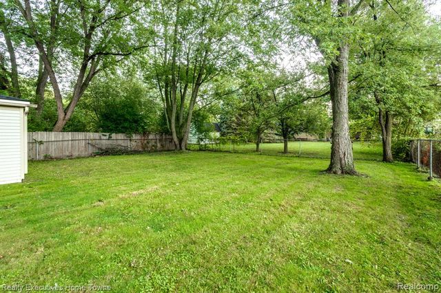2448 Oakcrest Road, Sterling Heights, MI 48310