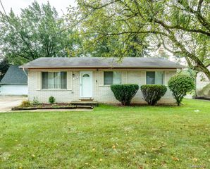 2448 Oakcrest Road, Sterling Heights, MI 48310