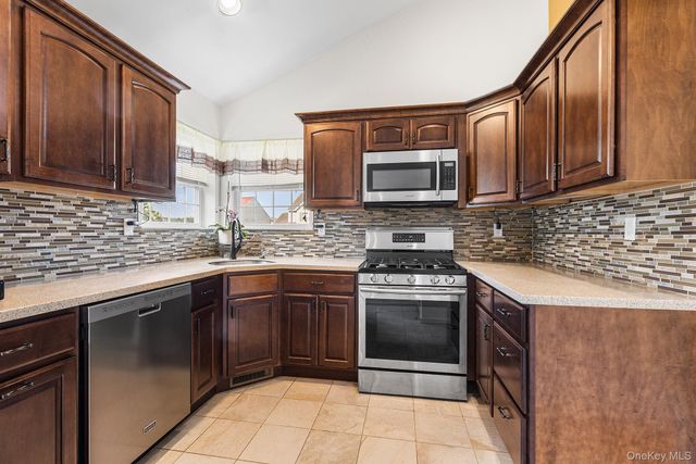 7 Woodfield Drive, Washingtonville, NY 10992