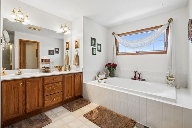 401 S 8th Avenue, Eldridge, IA 52748