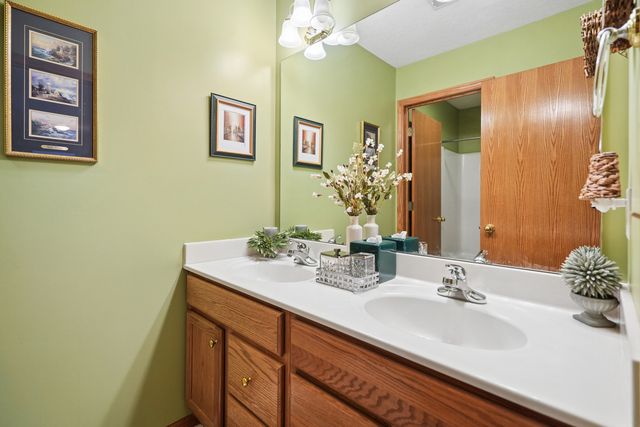 401 S 8th Avenue, Eldridge, IA 52748