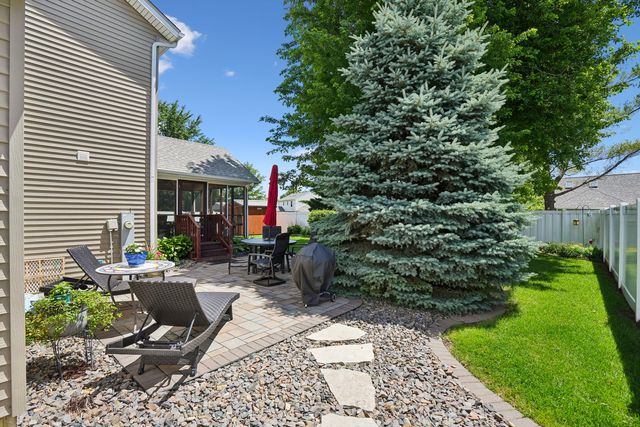 401 S 8th Avenue, Eldridge, IA 52748