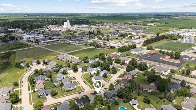 401 S 8th Avenue, Eldridge, IA 52748