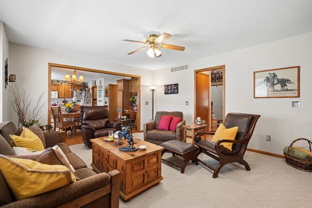 401 S 8th Avenue, Eldridge, IA 52748