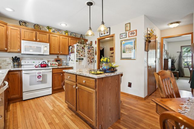 401 S 8th Avenue, Eldridge, IA 52748