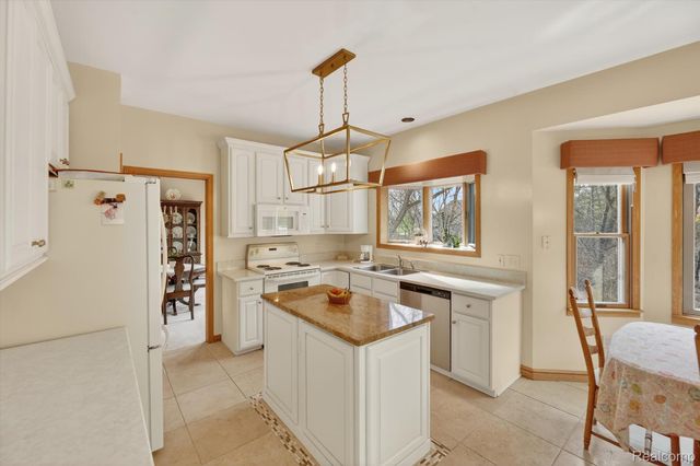7798 Lee Road, Hamburg Township, MI 48116