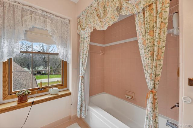 7798 Lee Road, Hamburg Township, MI 48116