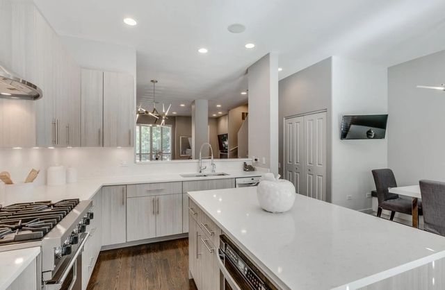 111 S Aberdeen Street, Chicago, IL 60607