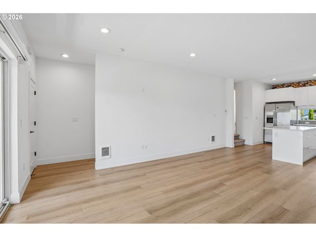 9025 Ne HOYT St, Portland, OR 97220