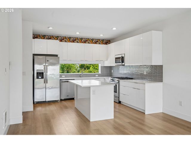 9025 Ne HOYT St, Portland, OR 97220