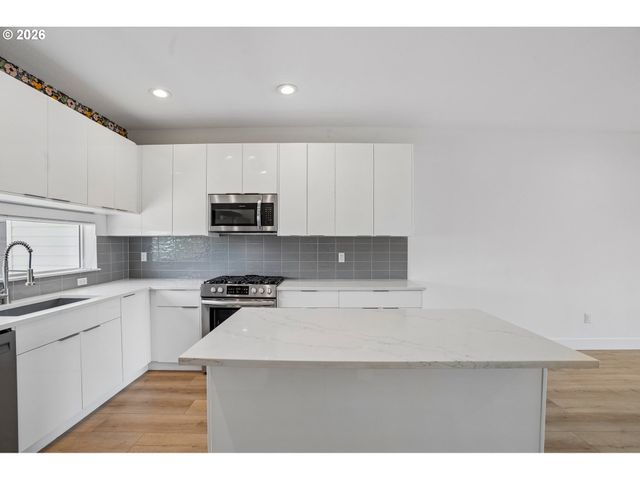 9025 Ne HOYT St, Portland, OR 97220
