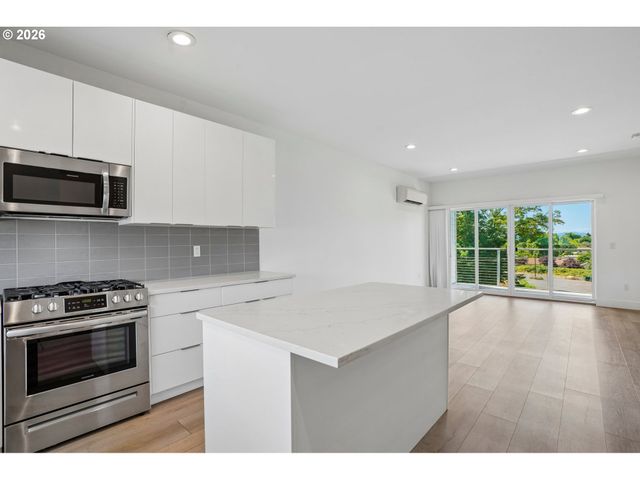 9025 Ne HOYT St, Portland, OR 97220