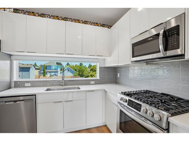 9025 Ne HOYT St, Portland, OR 97220