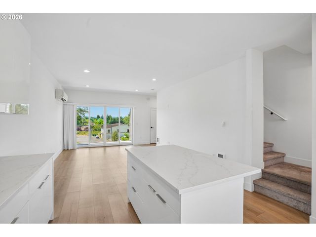 9025 Ne HOYT St, Portland, OR 97220