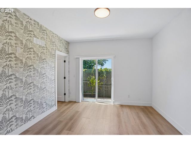 9025 Ne HOYT St, Portland, OR 97220
