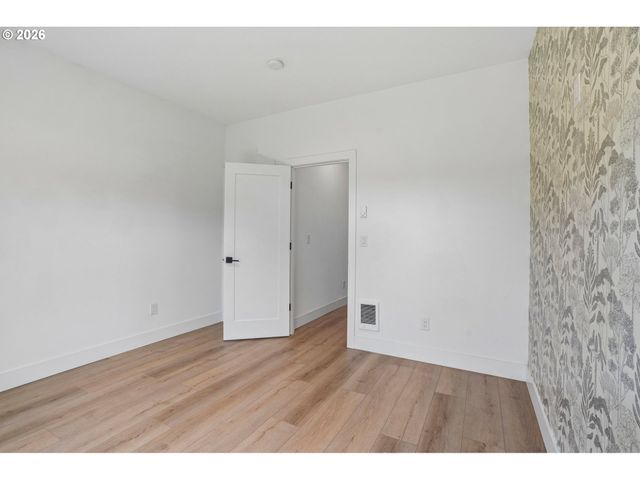 9025 Ne HOYT St, Portland, OR 97220