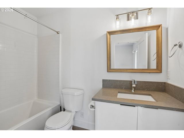 9025 Ne HOYT St, Portland, OR 97220