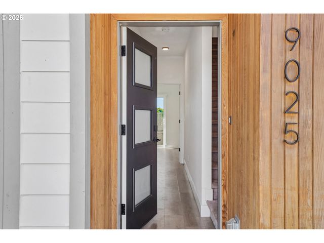 9025 Ne HOYT St, Portland, OR 97220