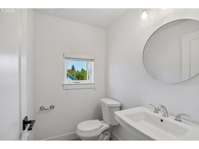 9025 Ne HOYT St, Portland, OR 97220