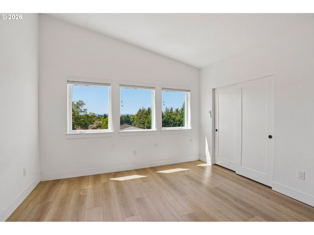 9025 Ne HOYT St, Portland, OR 97220