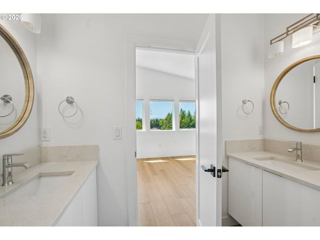 9025 Ne HOYT St, Portland, OR 97220