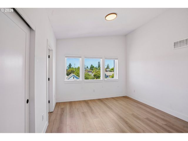 9025 Ne HOYT St, Portland, OR 97220