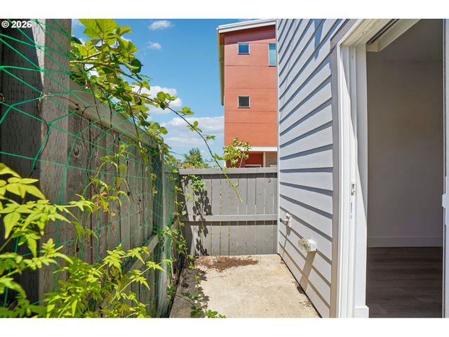 9025 Ne HOYT St, Portland, OR 97220