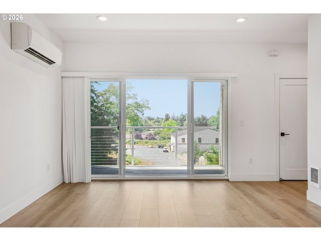 9025 Ne HOYT St, Portland, OR 97220