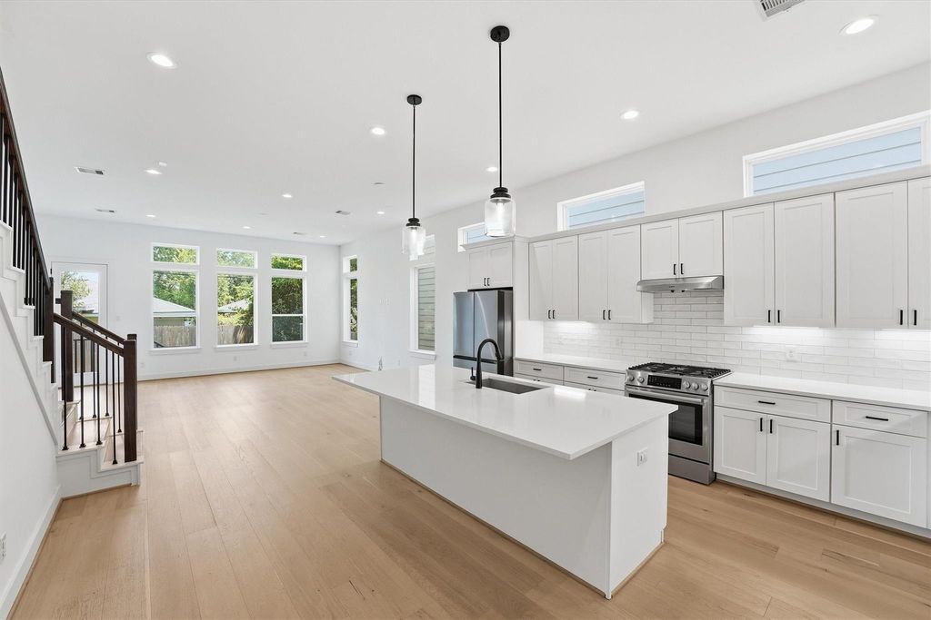 Image 10 of property listing at 5004 Darling Street, Houston, TX 77007