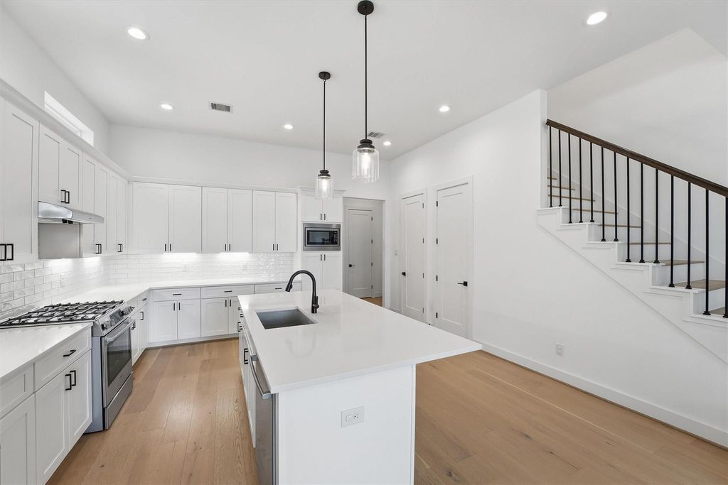 Image 11 of property listing at 5004 Darling Street, Houston, TX 77007