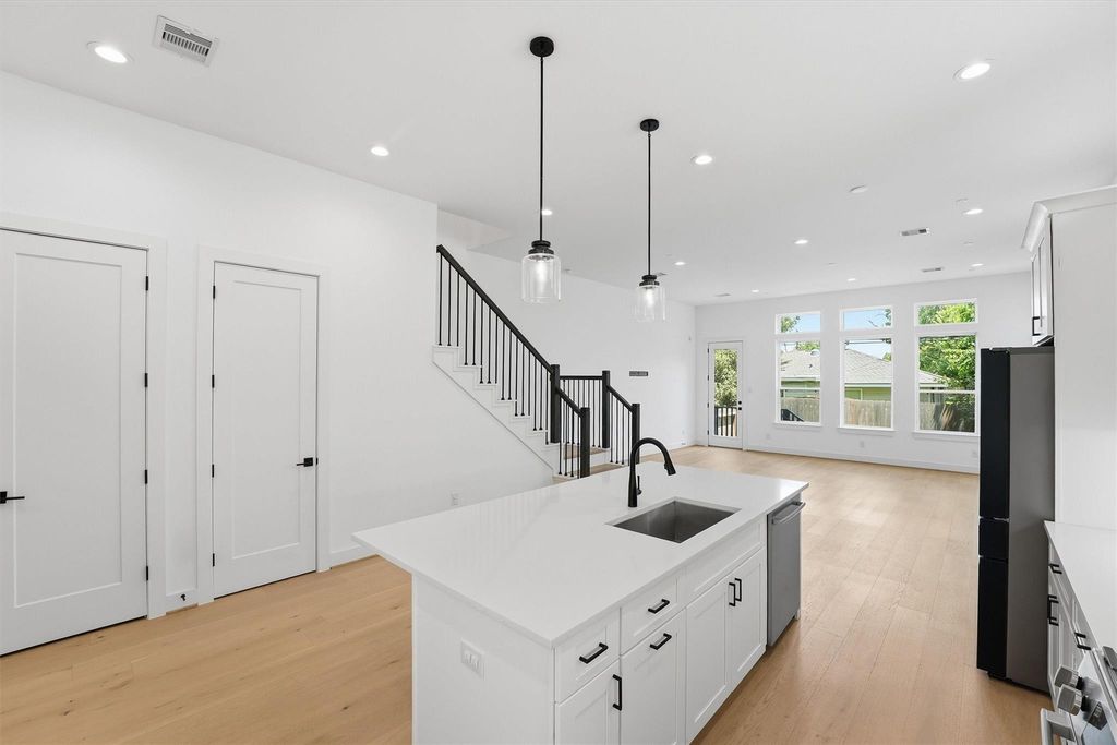 Image 12 of property listing at 5004 Darling Street, Houston, TX 77007