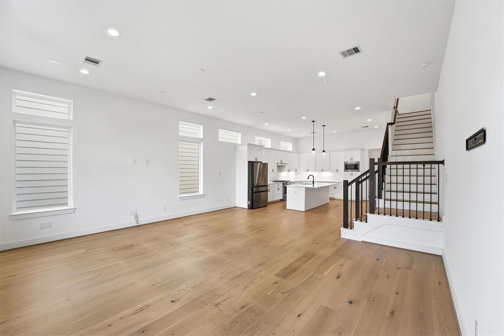 Image 14 of property listing at 5004 Darling Street, Houston, TX 77007