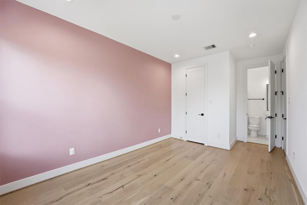 Image 16 of property listing at 5004 Darling Street, Houston, TX 77007
