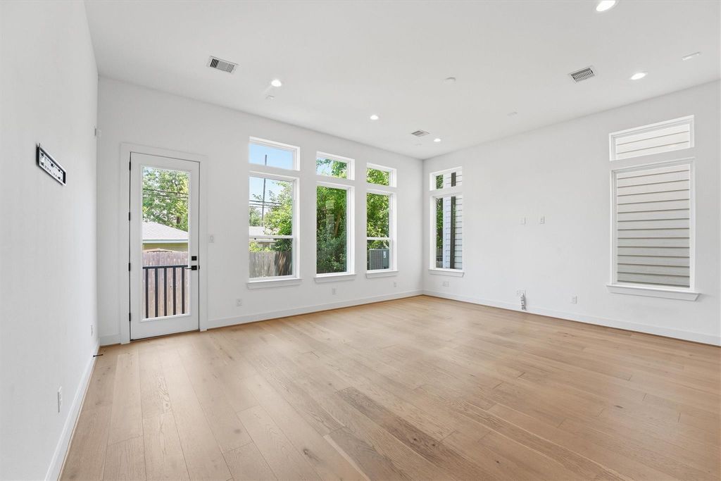 Image 17 of property listing at 5004 Darling Street, Houston, TX 77007