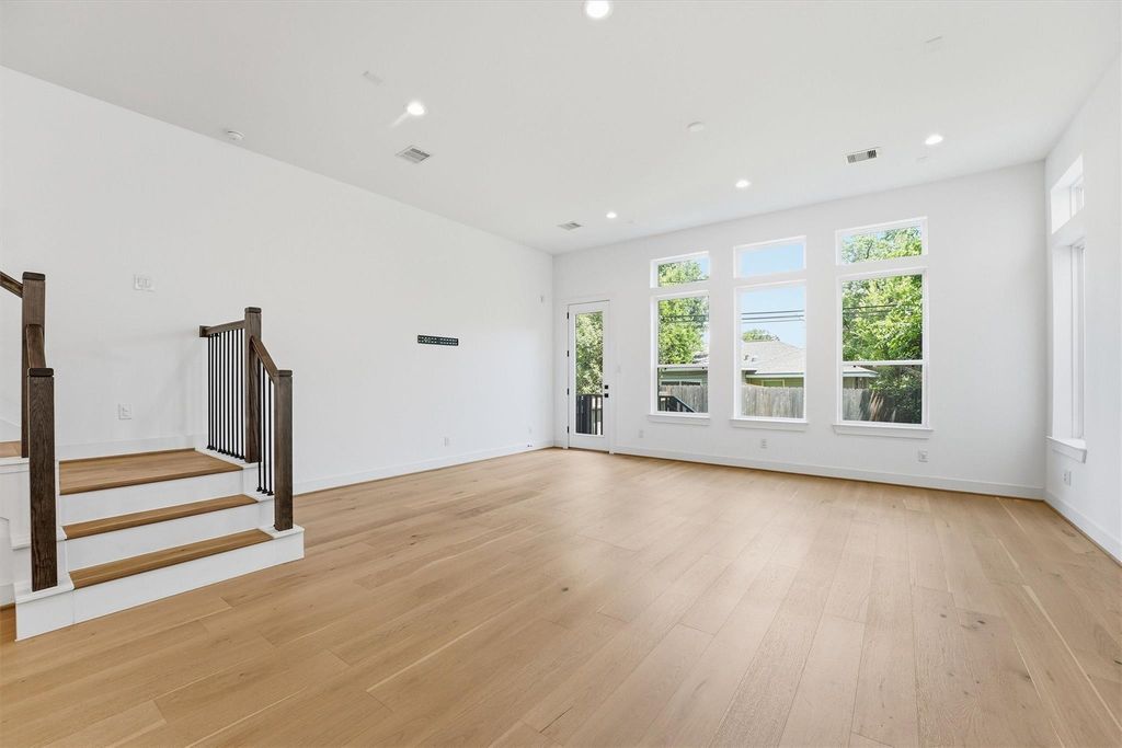 Image 18 of property listing at 5004 Darling Street, Houston, TX 77007