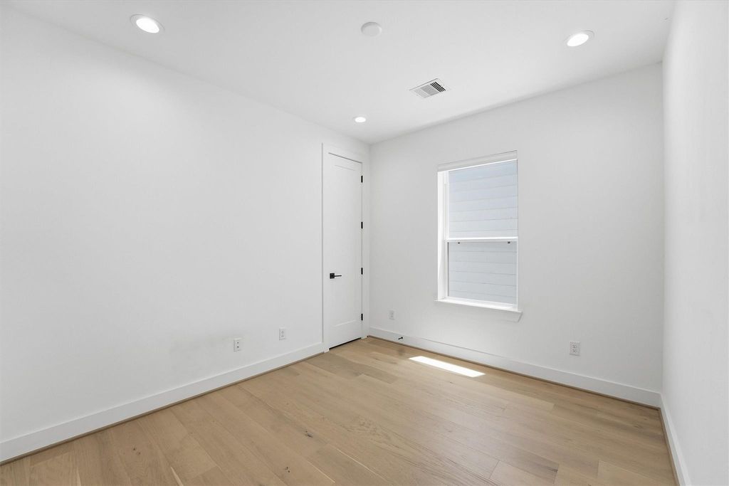 Image 21 of property listing at 5004 Darling Street, Houston, TX 77007