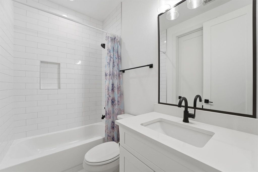 Image 23 of property listing at 5004 Darling Street, Houston, TX 77007