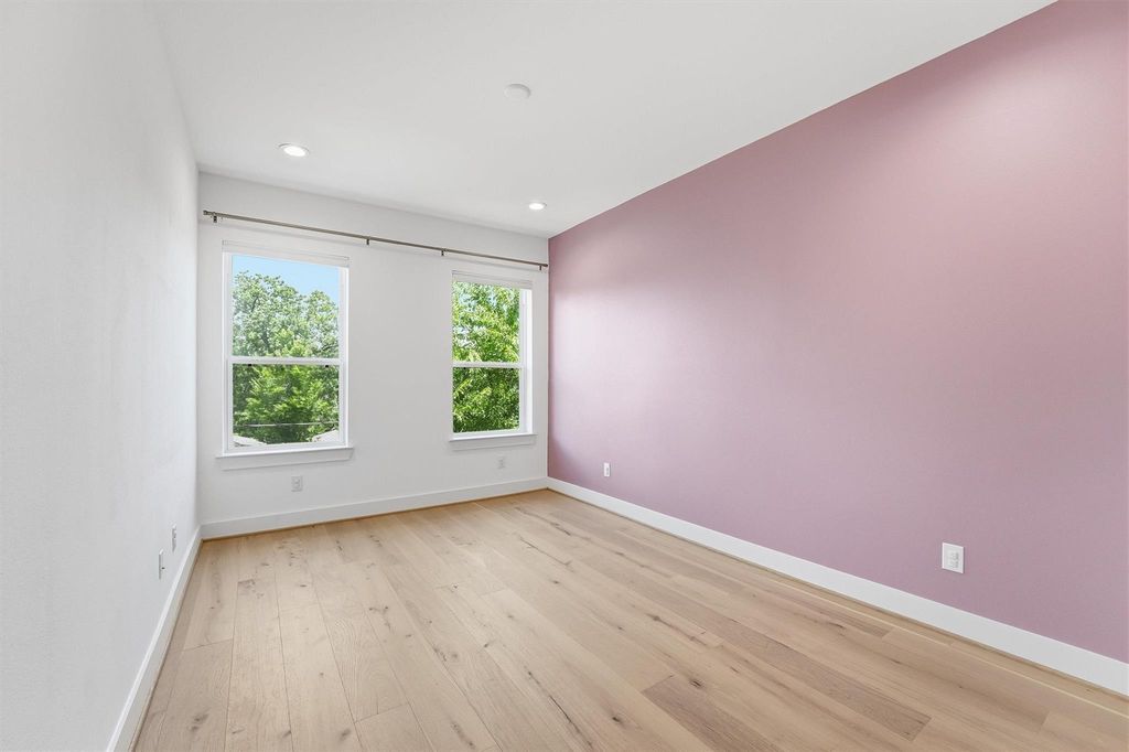 Image 25 of property listing at 5004 Darling Street, Houston, TX 77007