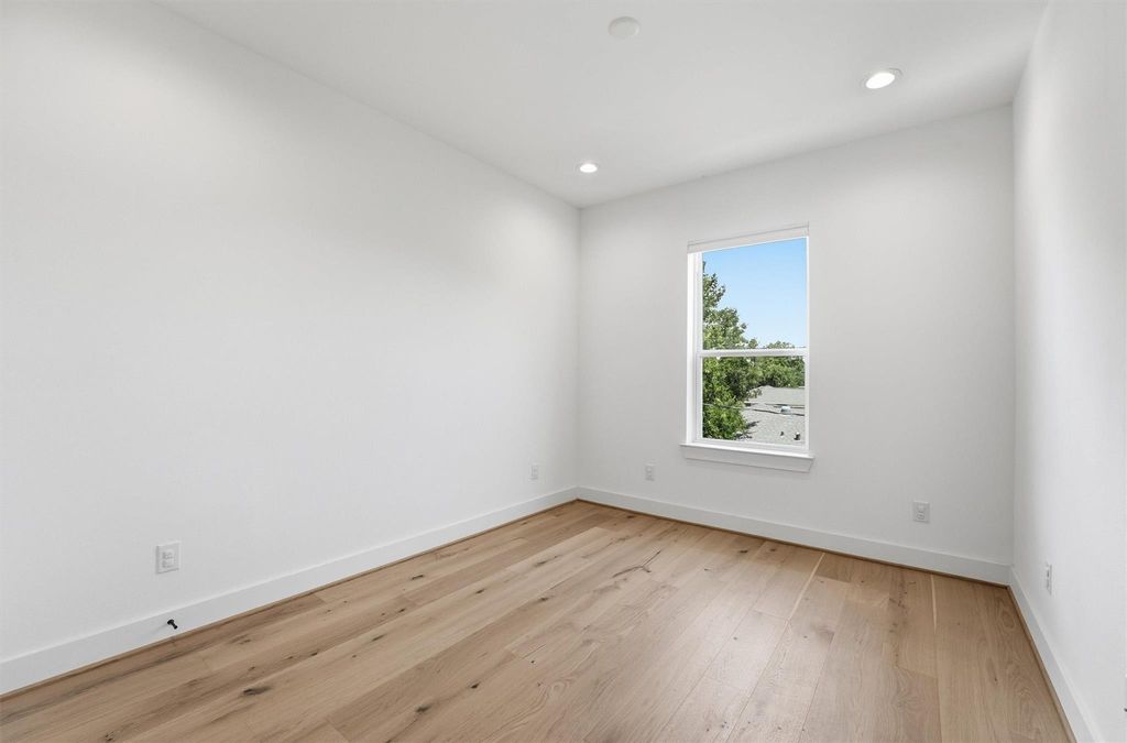 Image 27 of property listing at 5004 Darling Street, Houston, TX 77007