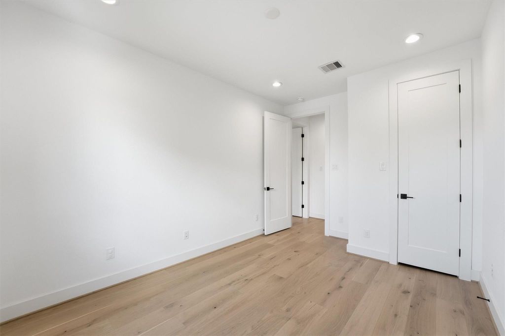 Image 28 of property listing at 5004 Darling Street, Houston, TX 77007
