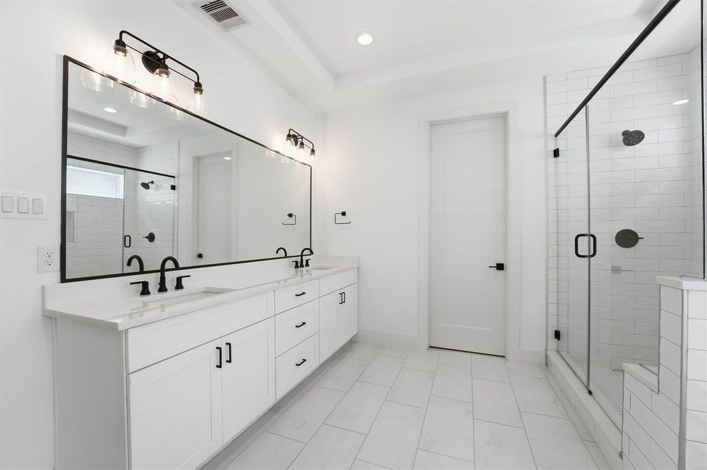 Image 30 of property listing at 5004 Darling Street, Houston, TX 77007