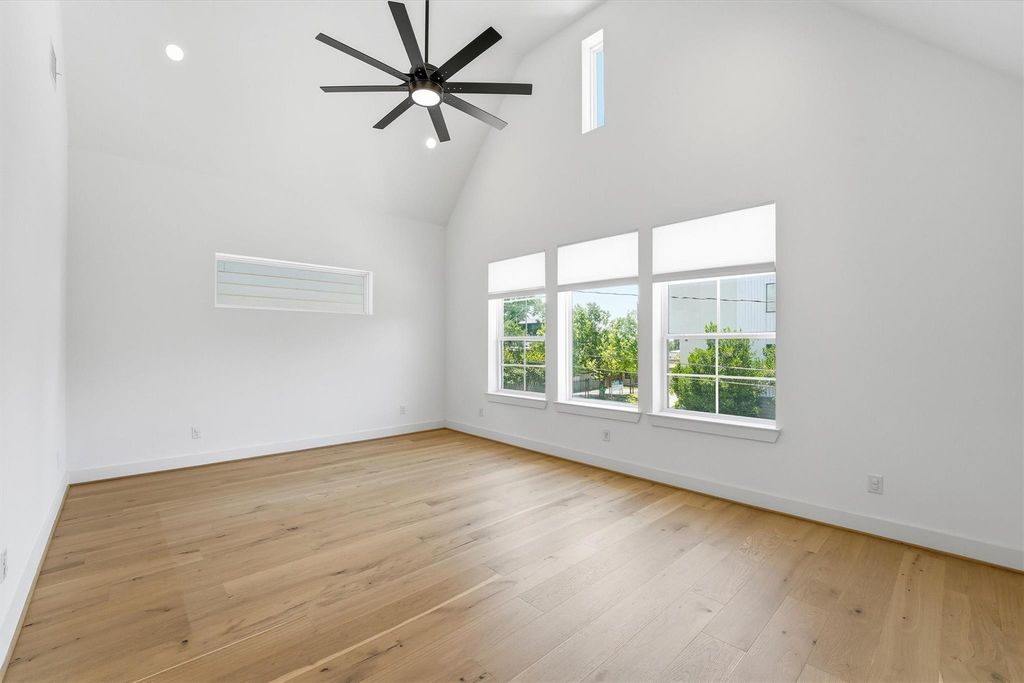 Image 34 of property listing at 5004 Darling Street, Houston, TX 77007