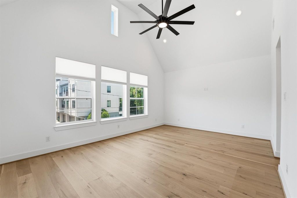 Image 35 of property listing at 5004 Darling Street, Houston, TX 77007