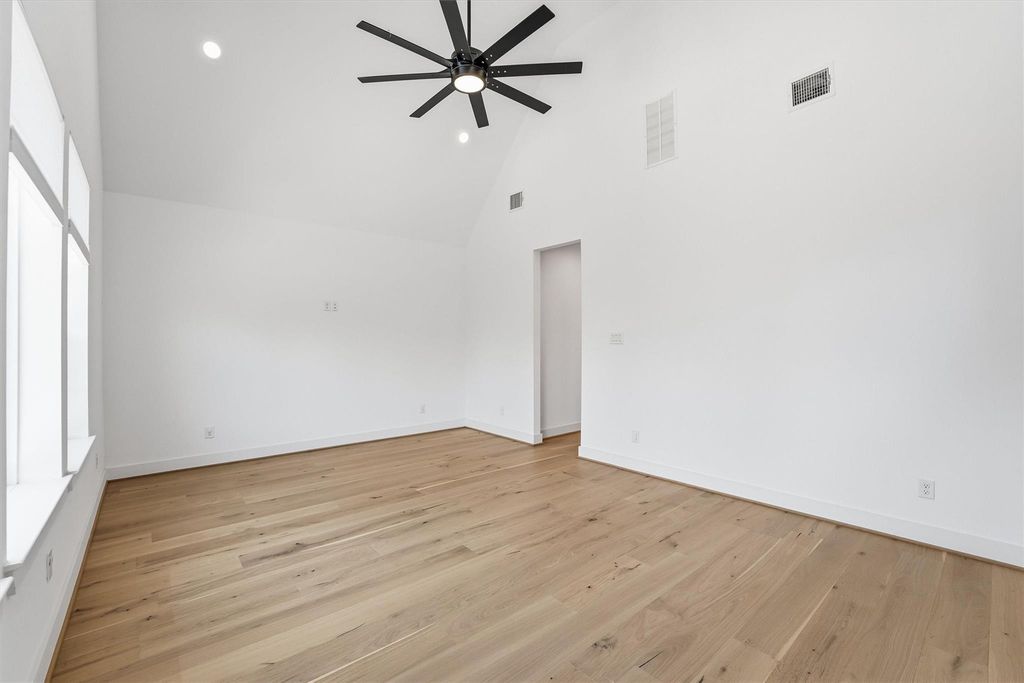 Image 36 of property listing at 5004 Darling Street, Houston, TX 77007