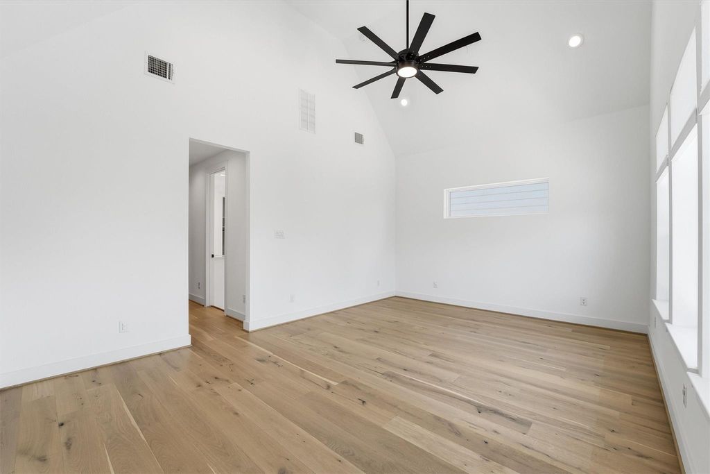 Image 37 of property listing at 5004 Darling Street, Houston, TX 77007