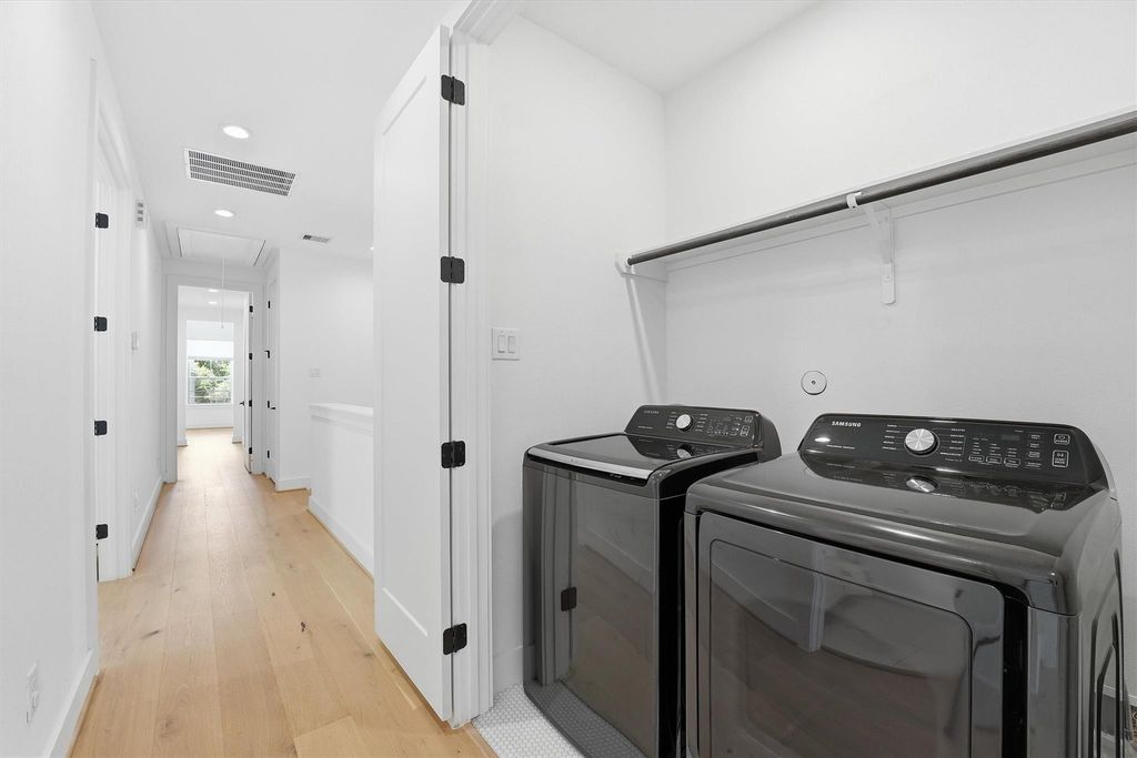 Image 38 of property listing at 5004 Darling Street, Houston, TX 77007