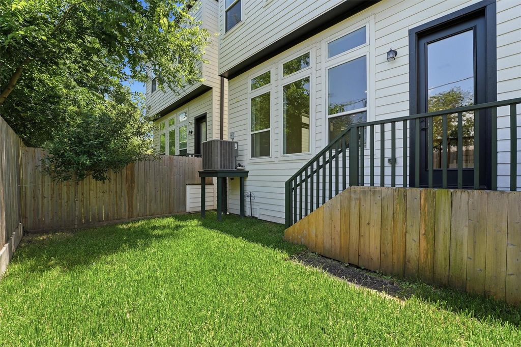 Image 39 of property listing at 5004 Darling Street, Houston, TX 77007