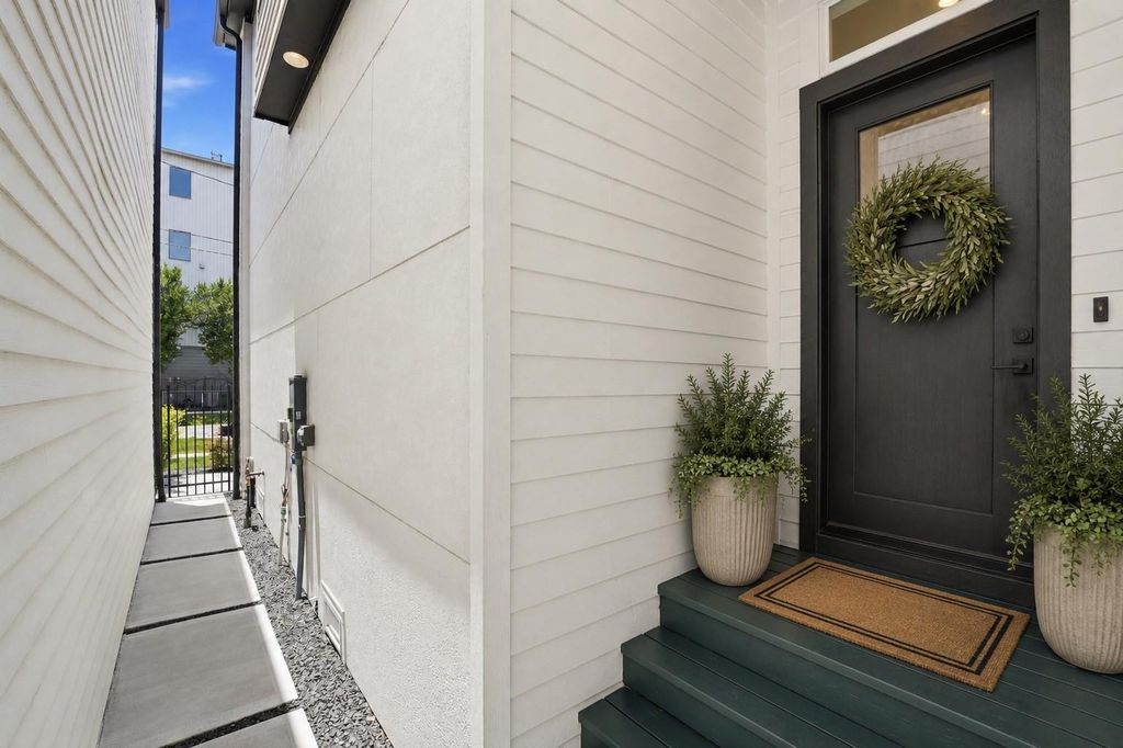 Image 4 of property listing at 5004 Darling Street, Houston, TX 77007