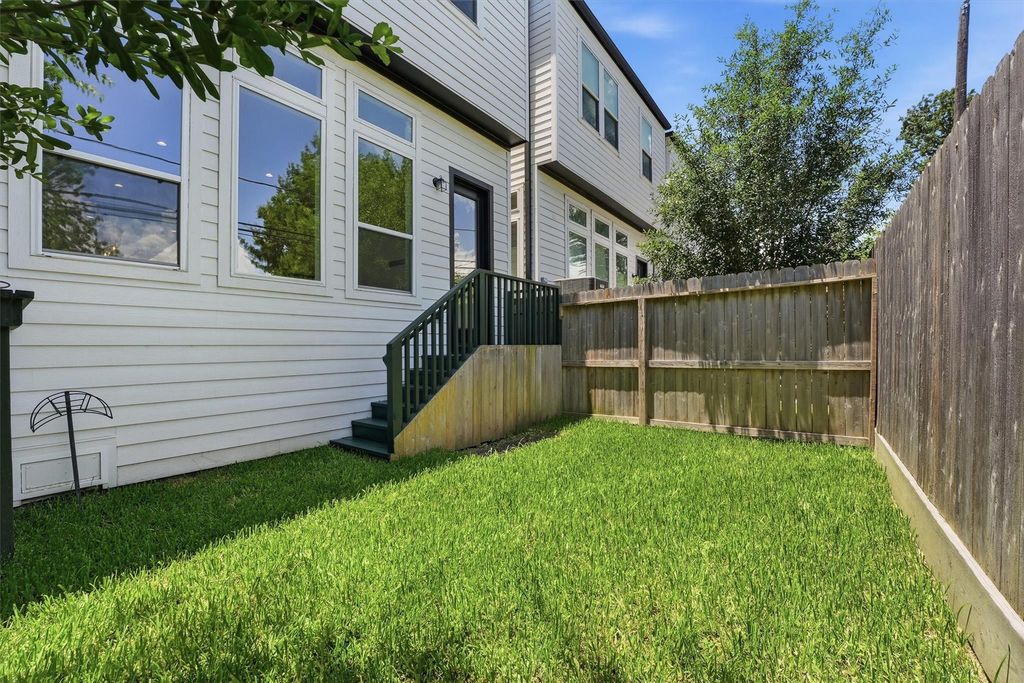Image 40 of property listing at 5004 Darling Street, Houston, TX 77007