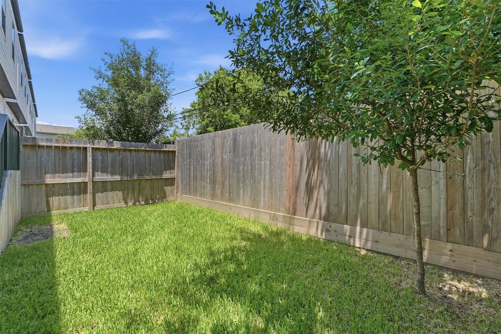 Image 41 of property listing at 5004 Darling Street, Houston, TX 77007
